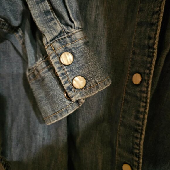 Gap Denim shirt, pearlesque snap closure - Picture 5 of 5